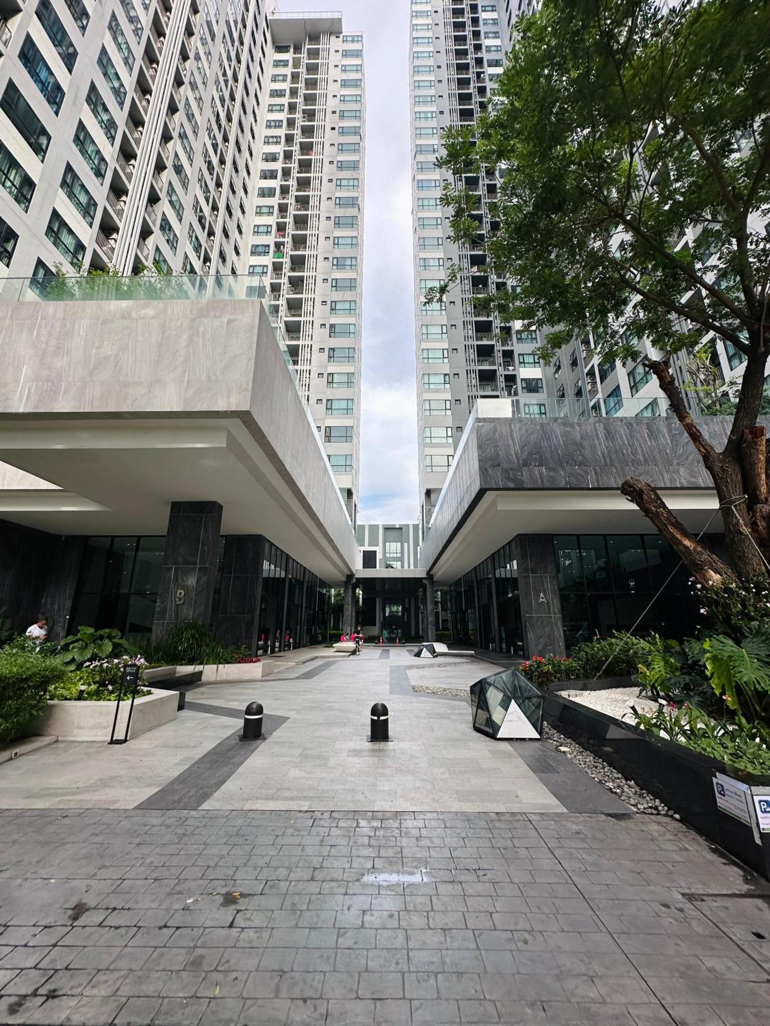 The Base Apartments At Central Патая Екстериор снимка